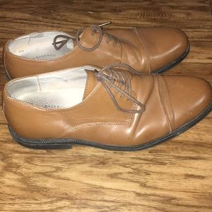 Men’s size 8.5 G.H. Bass dress shoes